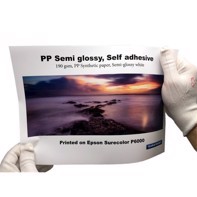 Graafinen-Verkkokauppa PP Semi glossy, itseliimautuva 190 g - 24" x 30 metriä